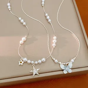 Détail macro de pendentifs élégants en forme d'étoile et de papillon sur perles