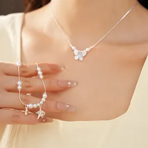 Vue rapprochée du collier de perles papillon élégant et du bracelet étoile zircons