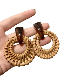 Boho πλεκτά σκουλαρίκια από ρατάν με κομψές σκούρες καφέ λεπτομέρειες ρητίνης σε λευκό