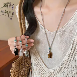 Collana con Pendente a Forma di Pesce in Pietra e Corda Intrecciata a Mano per Donna Stile Vacanza con Ciondolo a Cuore in Ottone e Zirconia