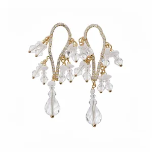 Eleganti orecchini a nappa dorati con cristalli sfaccettati e strass scintillanti.
