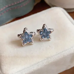 Eleganti orecchini a lobo a stella con pietra occhio di gatto blu ghiaccio e cornice argento