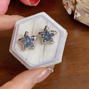 Eleganti orecchini a stella in pietra occhio di gatto blu ghiaccio e argento