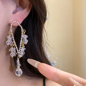Dettaglio di lussuosi orecchini in argento con nappe di strass e cristalli