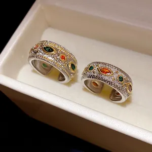 Dettaglio di anelli vintage in zircone con finitura testurizzata in oro e argento