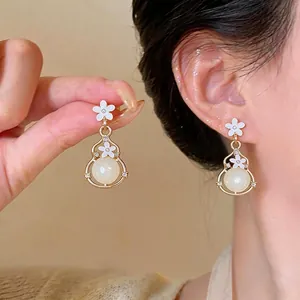 Eleganti orecchini a pendente hulu con fiori bianchi e perle in resina