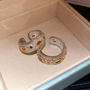 Primo piano di anelli stile palazzo vintage con zirconi colorati in una scatola regalo