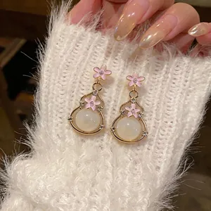 Eleganti orecchini a zucca con fiori di smalto rosa perle di resina e cristalli