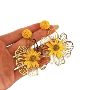 Orecchini a fiore in raffia gialla fatti a mano per donna, gioielli stile resort