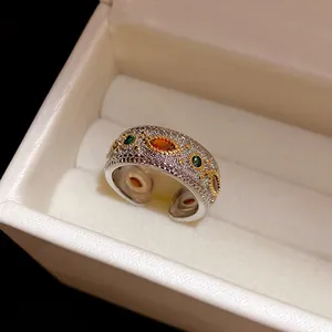 Primo piano di anello aperto stile vintage con zirconi colorati e finitura testurizzata