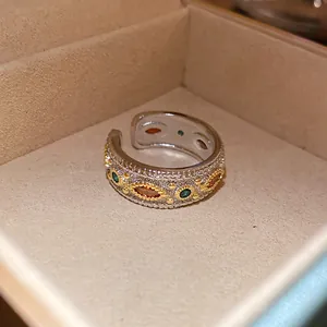 Dettaglio macro di anello vintage stile palazzo con zirconi colorati in scatola regalo