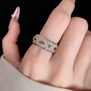 Vista dettagliata di un anello aperto vintage in stile palazzo con zirconi colorati