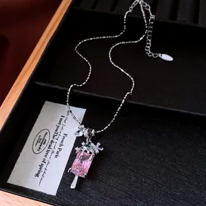 Élégant collier en argent avec pendentif popsicle en zircon rose et détails floraux
