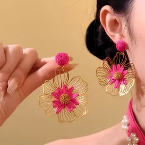 Orecchini a Bottone a Forma di Fiore in Paglia di Rafia Intrecciata in Stile Bohemian Resort per Donna Orecchini Floreali Esagerati in Metallo Tonalità Oro Svuotati Gioielli da Spiaggia