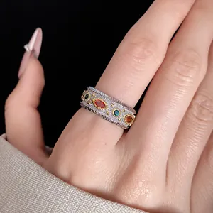Macro dettagliata di un anello testurizzato in stile vintage con zirconi colorati