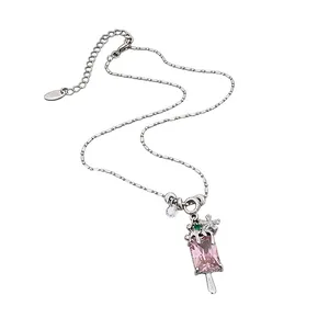 Élégant collier argenté orné d'un pendentif en forme de glace en zircon rose et fleur.