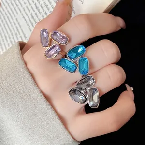 Eleganti anelli aperti con cristalli rettangolari lavanda, blu e grigi per donna