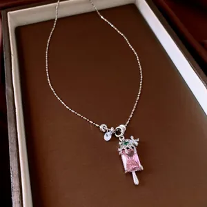 Vue détaillée d'un pendentif en forme de glace en argent avec un gros zircon rose.