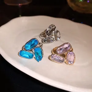 Eleganti anelli aperti di lusso con grandi cristalli scintillanti blu rosa e grigi moda