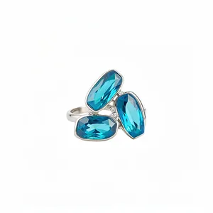 Elegante anello aperto in argento con tre grandi cristalli blu con taglio cushion