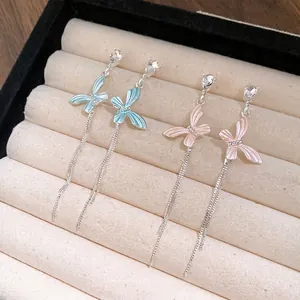 Eleganti orecchini a farfalla in argento con strass in una scatola da esposizione
