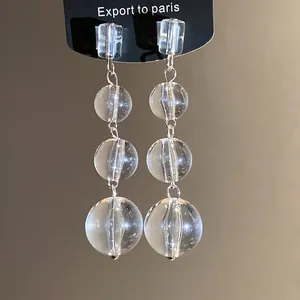 Elegante Ohrhänger mit Silbernadel und dreistufigen transparenten Kristallperlen