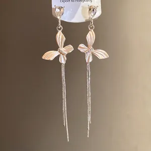 Orecchini a pendente a farfalla romantici con strass scintillanti e finitura in argento