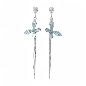 Eleganti orecchini pendenti a farfalla in argento con cristalli di zirconia scintillanti