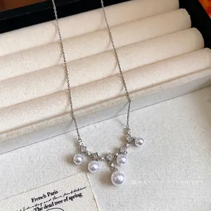 Elegante silberne Halskette im französischen Stil mit Perlen und funkelnden Zirkonia.