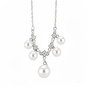Elegante Perlen- und Zirkonia-Halskette im französischen Stil mit feinem Silber-Finish.
