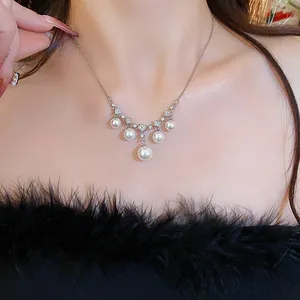 Nahaufnahme einer eleganten Perlenkette im französischen Stil mit Zirkonia-Akzenten