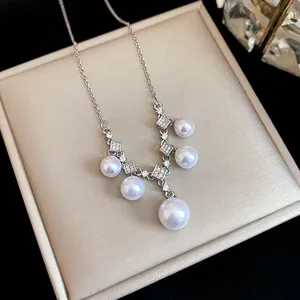 Detailansicht einer minimalistischen Perlenkette mit funkelnden Zirkonia-Steinen.