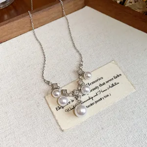 Elegante Nahaufnahme der glänzenden Perlen und zirkonbesetzten Quadrate an der Kette.