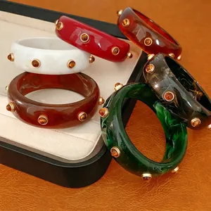 Bracciale Rigido in Resina Rotondo Retrò Francese per Donna Motivo Marmorizzato con Borchie in Metallo Gioielli di Moda