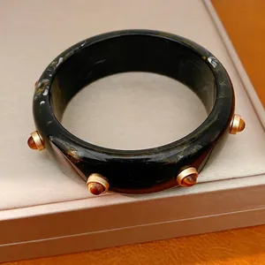 Bracciale rigido vintage in resina marmorizzata con borchie da donna