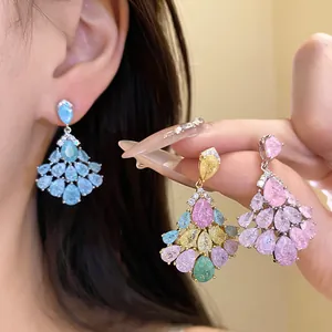 Gros plan sur les boucles d'oreilles pendantes en zircon plaqué or 14 carats style palais