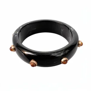 Bracciale rigido in resina nera con rivetti marroni marmorizzati in stile vintage.
