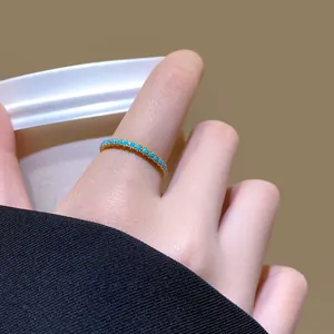 Eleganter 18 Karat vergoldeter Ring mit lebendigen türkisfarbenen Perlen am Finger