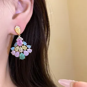Boucles d'oreilles vintage plaquées or 14 carats avec zircons colorés sur modèle