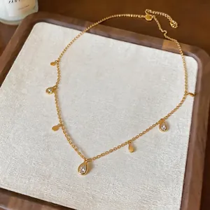 Elegante collana color oro con pendenti a goccia in zircone minimalista per donna