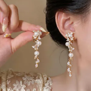 Eleganti orecchini con perle e zirconi a nappa con design a spiga dorata per donne