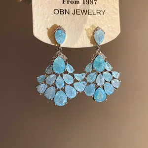 Détail de boucles d'oreilles vintage avec pierres bleu clair sur carte de support