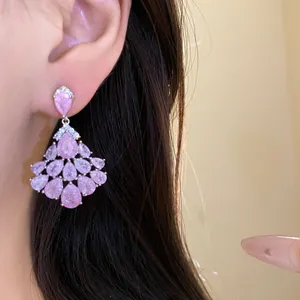 Vue détaillée de boucles d'oreilles pampilles gouttes en zircon rose plaqué or 14k
