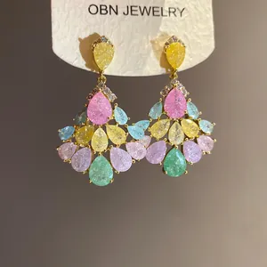 Gros plan détaillé de boucles d'oreilles gouttes colorées avec placage en or 14 carats et zircon