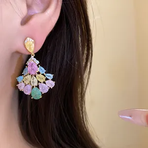 Détail des boucles d'oreilles à pampilles en plaqué or 14 carats avec zircons colorés