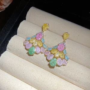 Vue détaillée de boucles d'oreilles vintage en or 14 carats avec zircons colorés.