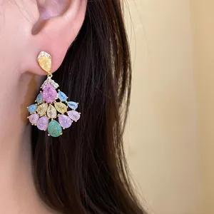 Vue détaillée de boucles d'oreilles vintage en or 14 carats avec des pierres de zircon colorées
