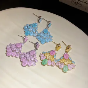 Vue détaillée de boucles d'oreilles vintage avec zircons colorés étincelants