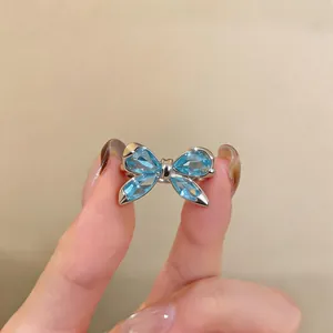 Vista detallada del refinado diseño de mariposa adornado con circonitas azules brillantes