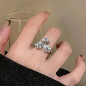 Primer plano detallado de un elegante anillo de mariposa de circón estilo francés.